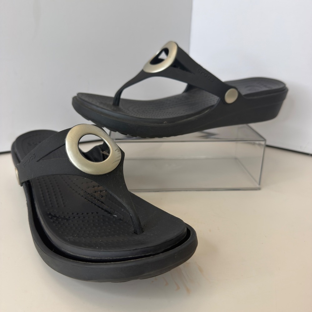 Crocs Sanrah Black Wedge Thong Sandals Silver Ring Accent Womens Size 9